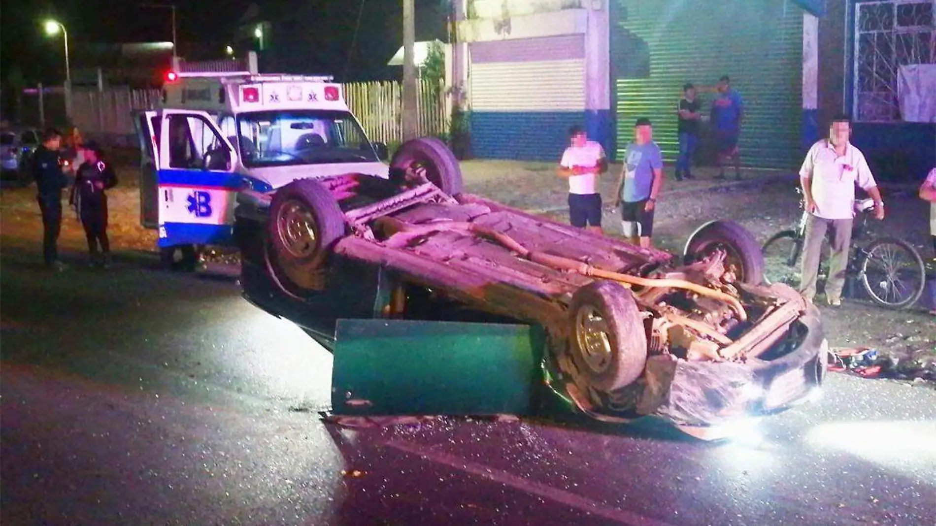 Volcadura de auto en Martínez de la Torre